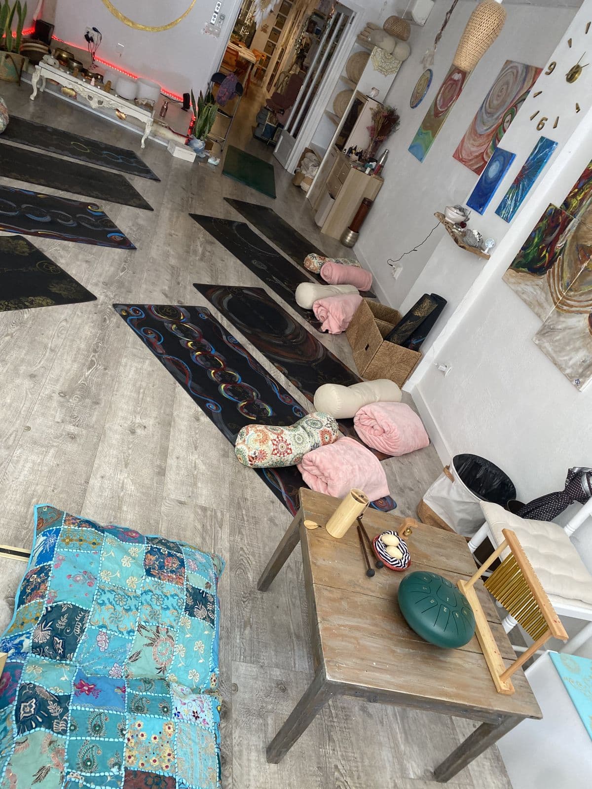 Sala de Yoga con esterillas